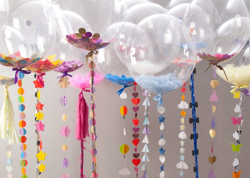 Décoration d'intérieur avec des ballons à l'hélium pour les vacances