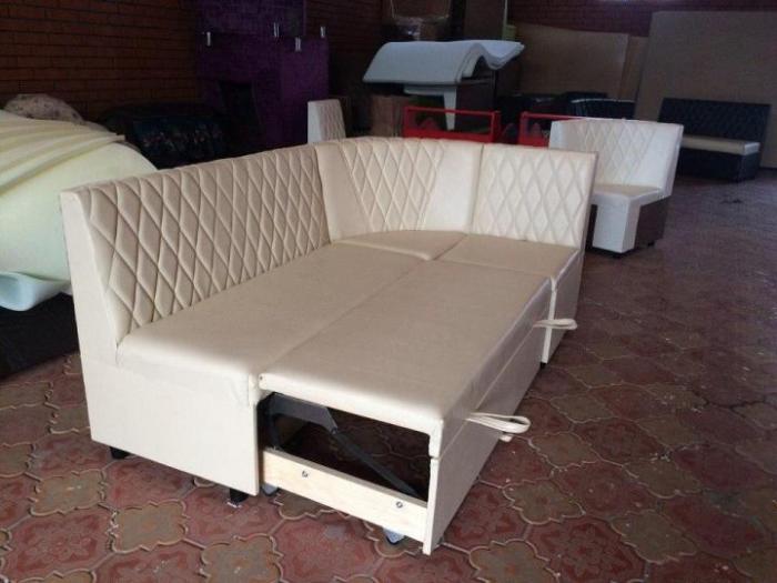 Miegamoji sofa virtuvėje.