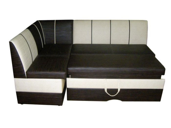 Sofa tamsiomis spalvomis.