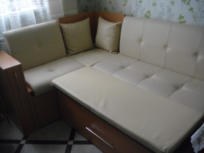 Kompaktiška kampinė sofa.