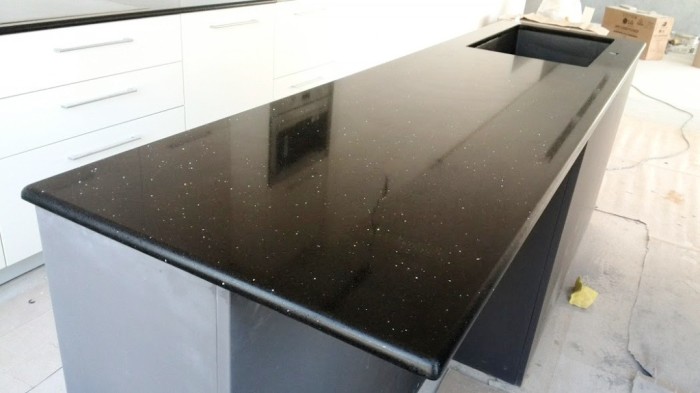 installation de comptoirs de quartz.