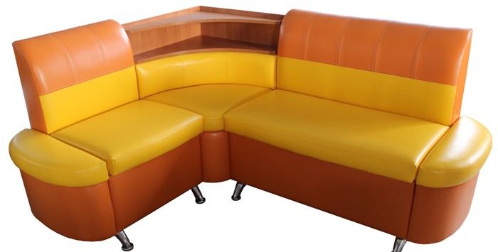 Kompaktiška kampinė sofa.